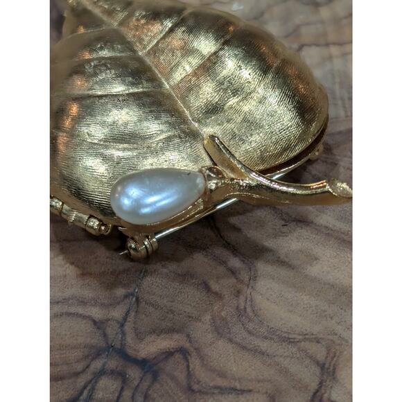 Avon 1972 Golden Leaf Solid Compact Pin Brooch with Faux Pearl Berry - Picture 2 of 6